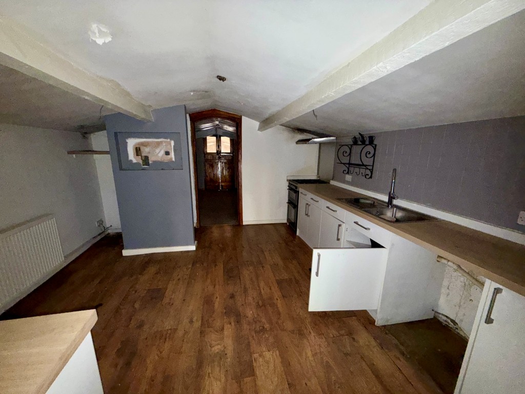 Lot: 80 - EQUESTRIAN FACILITY - INDOOR MANÈGE, STABLES, PADDOCKS AND ACCOMMODATION - Flat five - kitchen